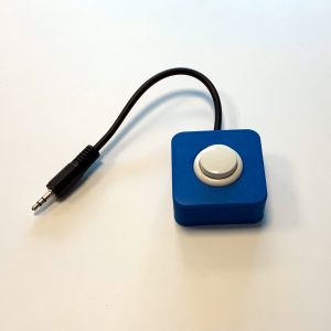 blaues Buttongehäuse mit weißem Knopf und 18cm Anschlusskabel mit 3.5mm Klinkenstecker