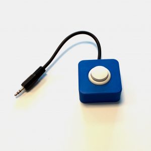 blaues Buttongehäuse mit weißem Knopf und 18cm Anschlusskabel mit 3.5mm Klinkenstecker