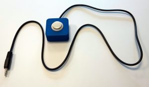 blaues Buttongehäuse mit weißem Knopf und 93cm Anschlusskabel mit 3.5mm Klinkenstecker