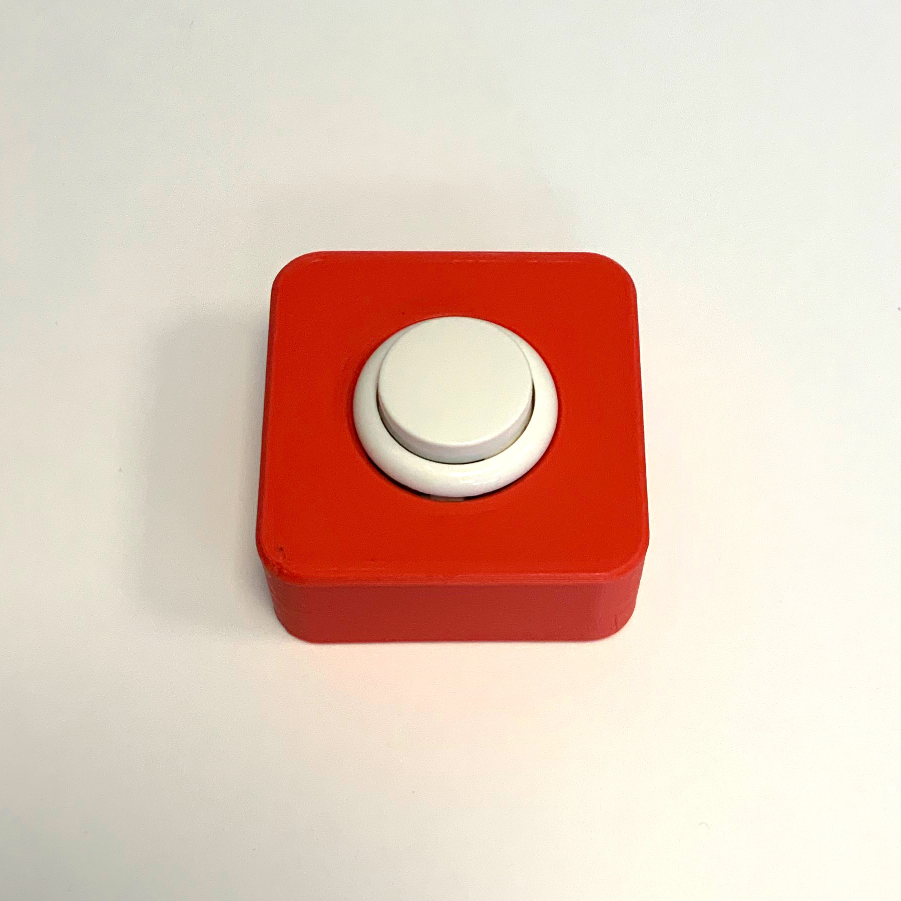 rotes Buttongehäuse mit weißem Knopf