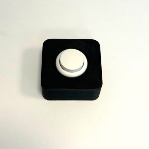 schwarzes Buttongehäuse mit weißem Knopf