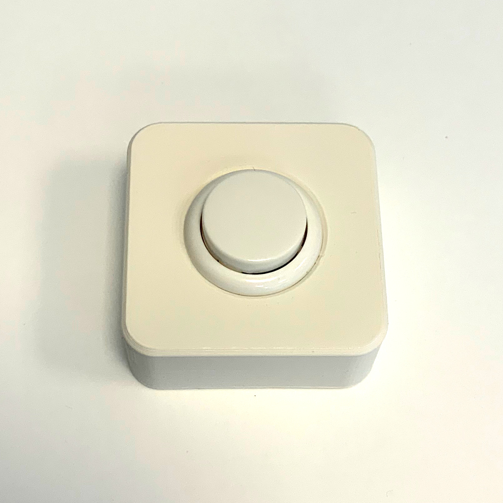 weißes Buttongehäuse mit weißem Knopf